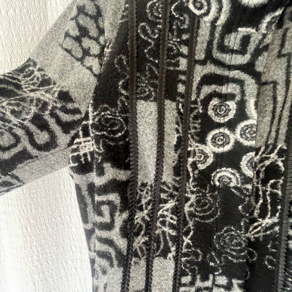 Simon Chang jacket/coat. Lightweight and warm - Picture 2 of 7